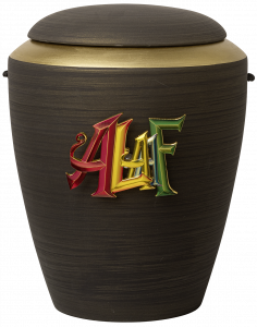 Handgefertigte, schwarze Urne mit einem bunten Schriftzug vom Narrenruf „ALAAF" von Bestattungen Pütz-Sassen am Eigelstein