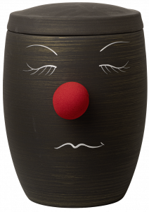 Handgefertigte, schwarze Urne mit dem Motiv der roten Pappnase von Bestattungen Pütz-Sassen am Eigelstein